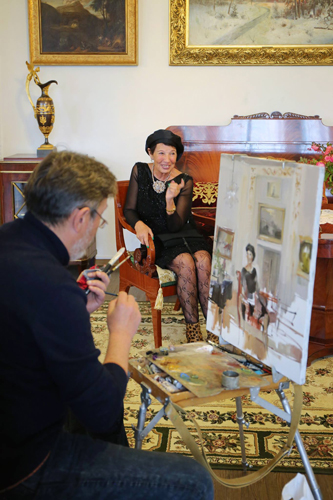 Фото. Азат Галимов. Работа над портретом Аси Пекуровской в Марьино.2015 год.