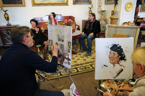 Фото. Азат Галимов. Работа над портретом Аси Пекуровской в Марьино.2015 год.