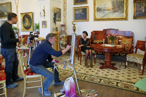 Фото. Работа над портретом Аси Пекуровской в Марьино.2015 год.