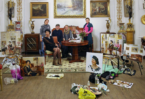 Фото. Азат Галимов.Работа над портретом Аси Пекуровской в Марьино.2015 год.