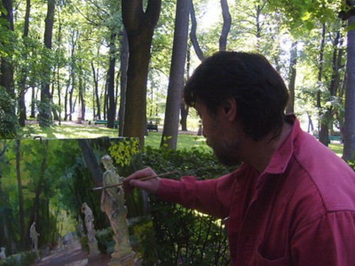 Фото. Азат Галимов за работой в летнем саду.