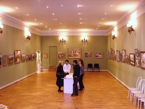 Фото. Азат Галимов в залах персональной выставки. 2007 год.
