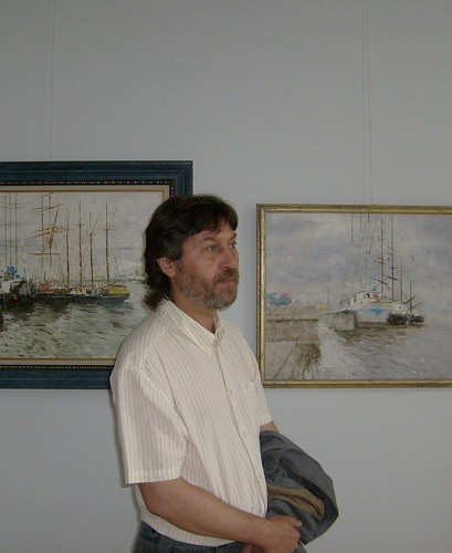 Фото. Азат Галимов на выставке работ Е.Щербань.